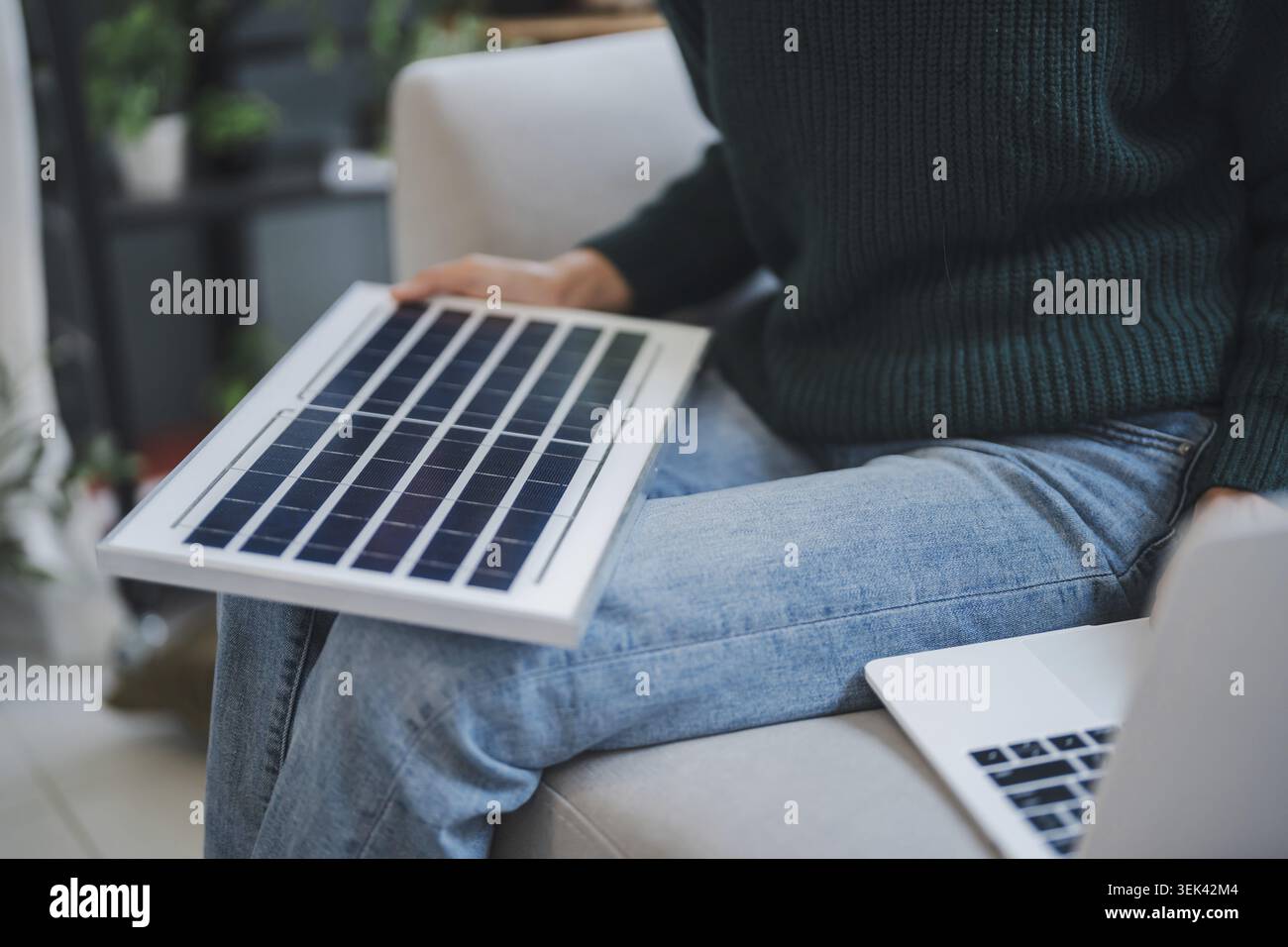 I proprietari di case installano sistemi solari nella loro casa donna asiatica impara a conoscere la tecnologia sostenibile Foto Stock