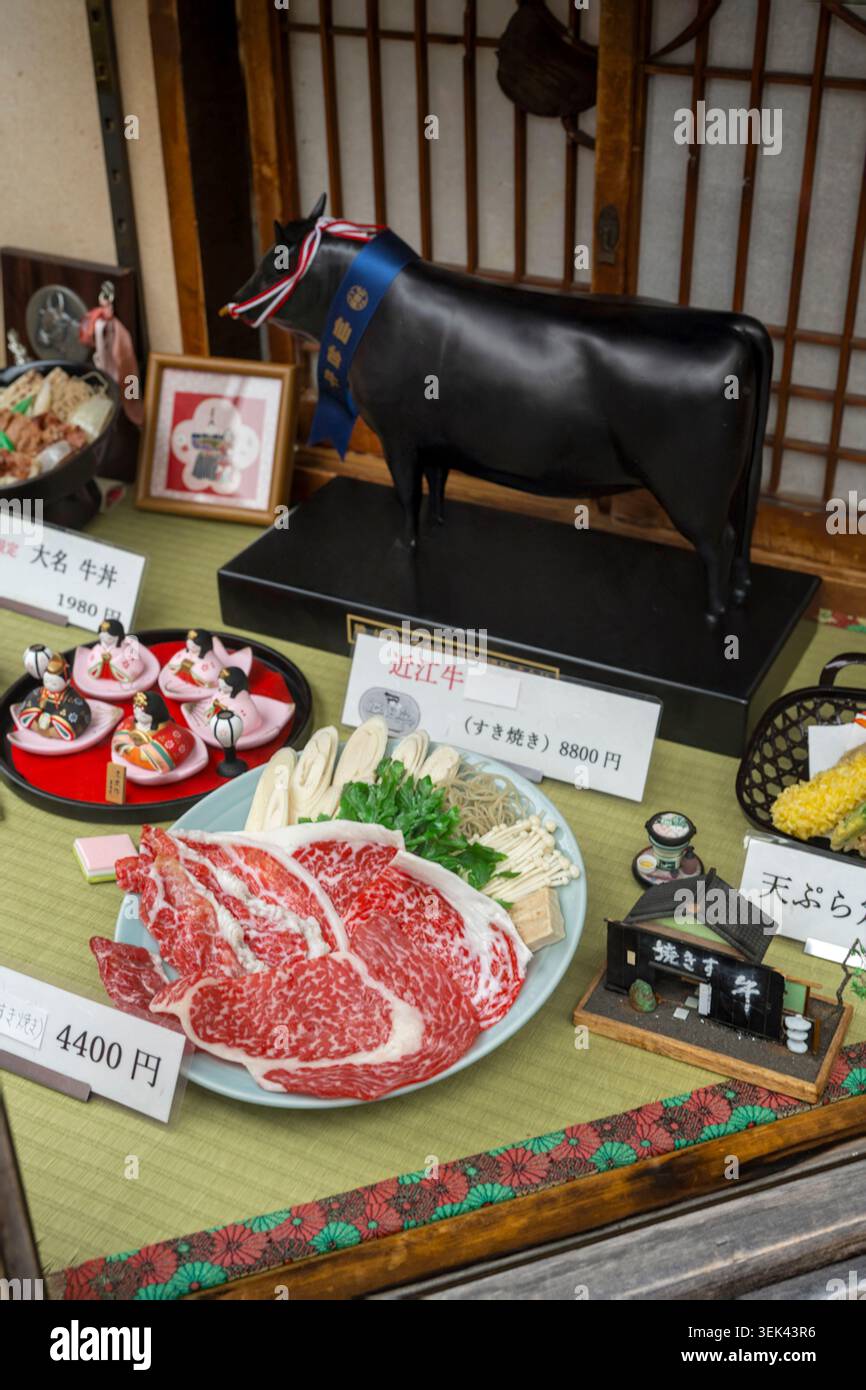 Manzo Wagyu di plastica e un toro modello in mostra in una vetrina di un ristorante a Tokyo Foto Stock