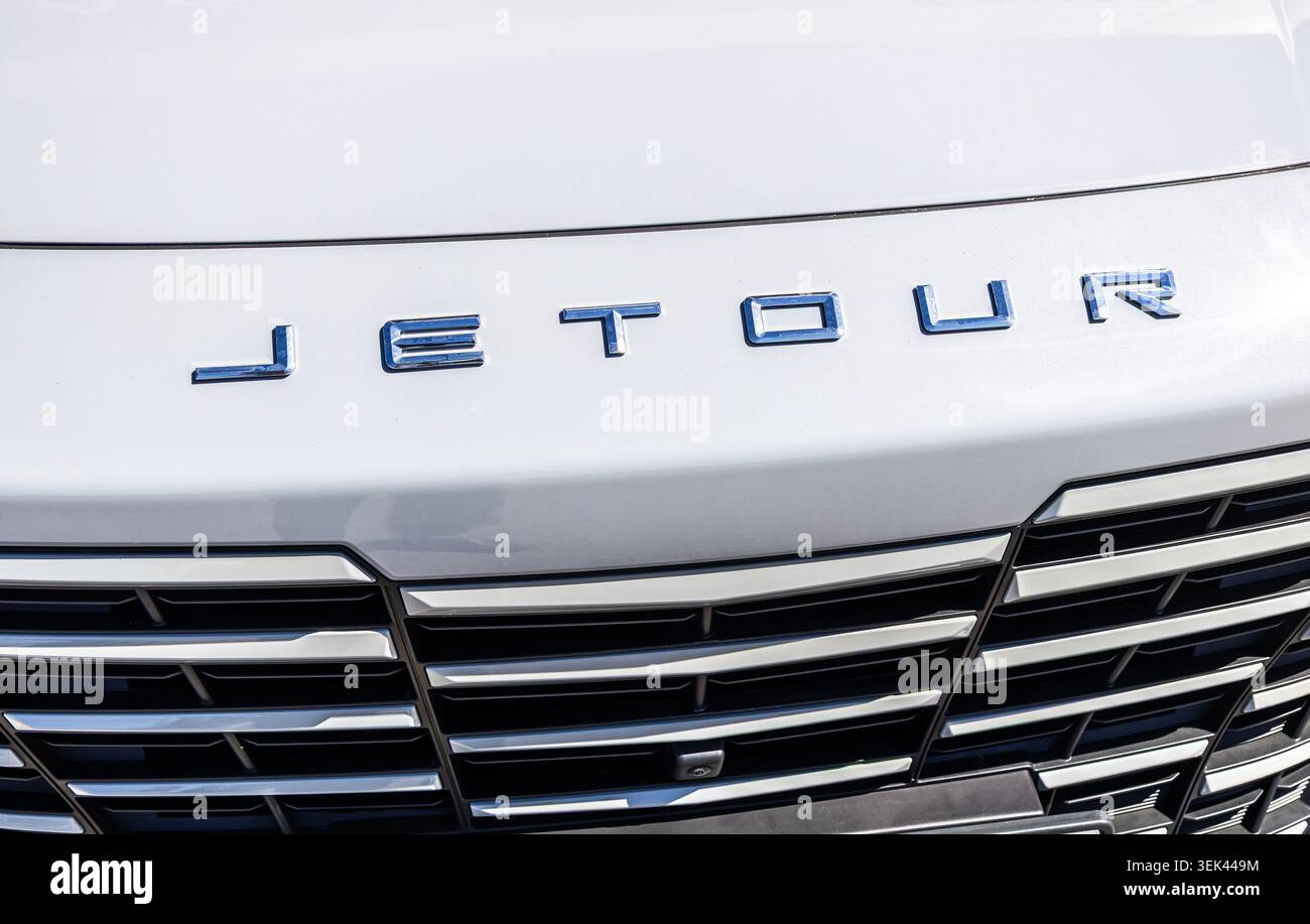 Samara, Russia - 23 maggio 2026: Parte anteriore del veicolo Jetour con logo. Produttore di automobili cinese Foto Stock