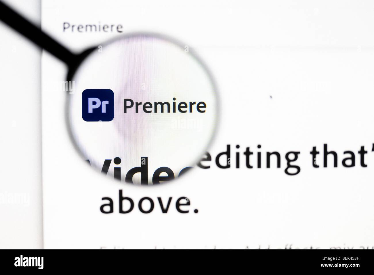 Milano, Italia 2026, 20 aprile primo piano del sito Web Adobe Premiere Pro su schermo di un laptop. Concentratevi sul logo Adobe Premiere Pro sotto una lente di ingrandimento. Foto Stock