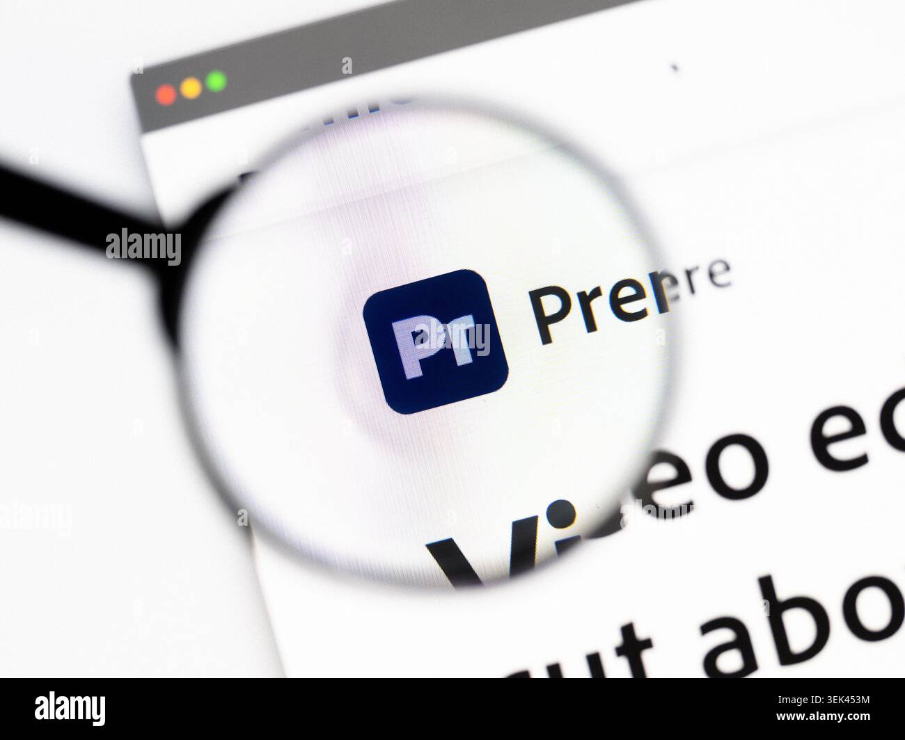 Milano, Italia 2026, 20 aprile primo piano del sito Web Adobe Premiere Pro su schermo di un laptop. Concentratevi sul logo Adobe Premiere Pro sotto una lente di ingrandimento. Foto Stock