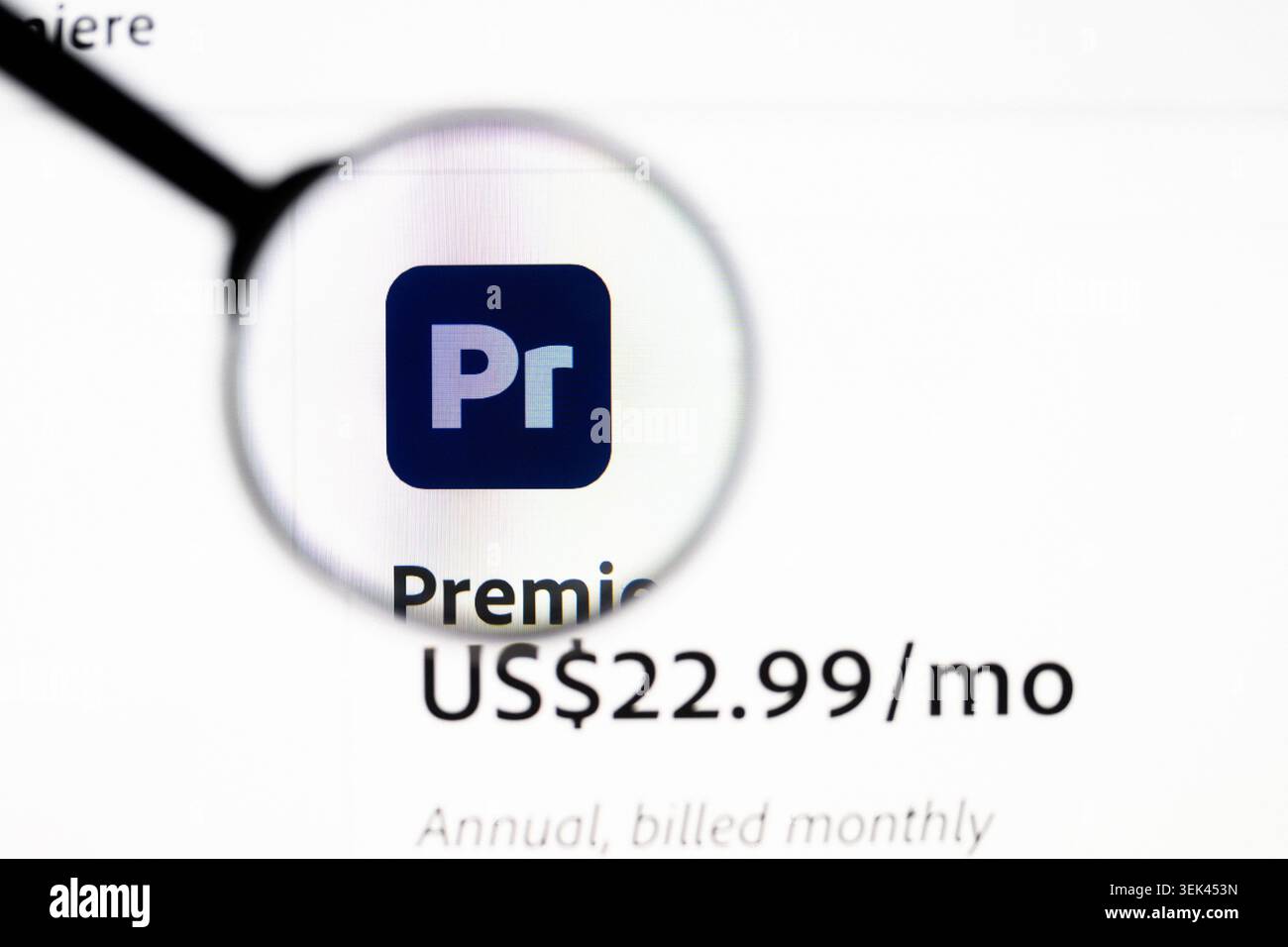 Milano, Italia 2026, 20 aprile primo piano del sito Web Adobe Premiere Pro su schermo di un laptop. Concentratevi sul logo Adobe Premiere Pro sotto una lente di ingrandimento. Foto Stock