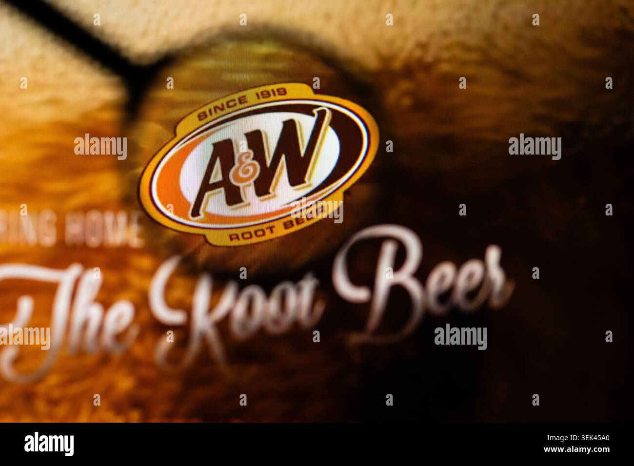 Milano, Italia 2026, 20 aprile primo piano del sito Web A&W Root Beer su schermo di un notebook. Concentrati sul logo A&W Root Beer sotto una lente di ingrandimento. Foto Stock