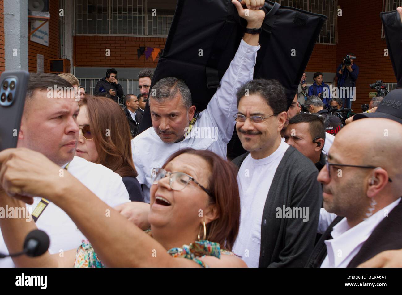 Bogotà, Cundinamarca, COLOMBIA. 31 maggio 2026. Il candidato presidenziale della coalizione di sinistra 'Pacto Historico'' IVAN CEPEDA, viene accolto dai sostenitori dopo aver votato durante il primo turno delle elezioni presidenziali colombiane a BogotÃ¡. Cepeda, una figura di spicco nei processi di pace con le FARC e l'ELN, ha votato in mezzo a una sicurezza rigorosa e a un'elevata affluenza agli elettori a livello nazionale. Crediti: ZUMA Press, Inc./Alamy Live News Foto Stock