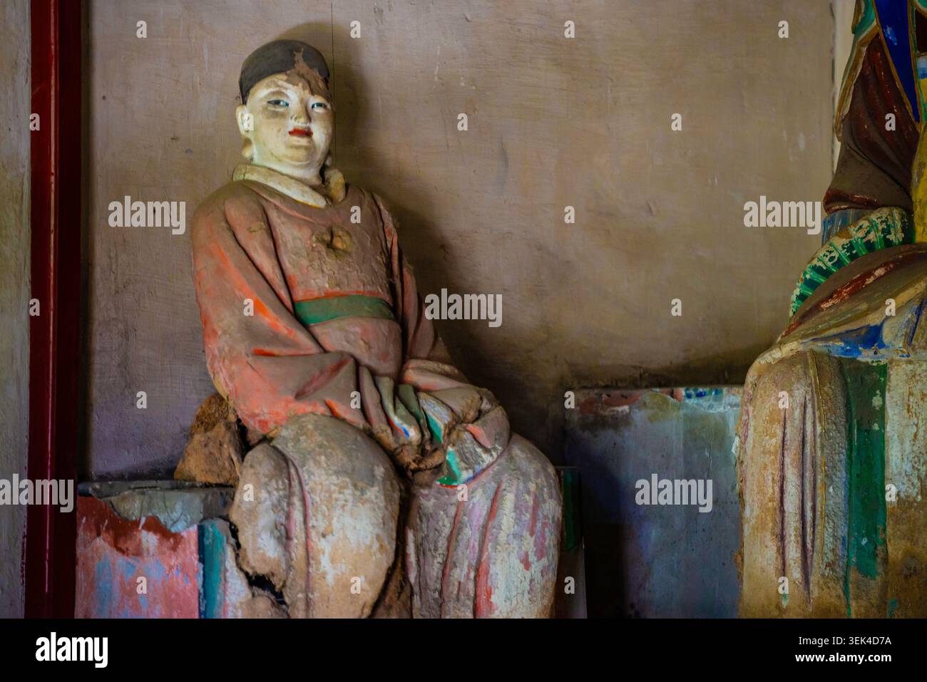 Taiyun, Cina - 7 maggio 2026: Statua in legno intagliata in modo intricato a Jinci, che riflette l'eccezionale artigianato, il simbolismo spirituale e la sua artistica Foto Stock