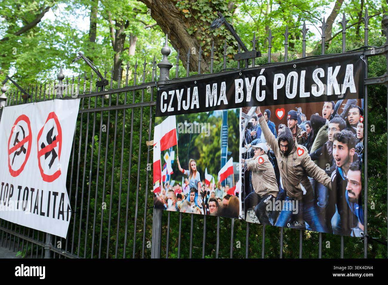Visione editoriale di striscioni di protesta politica e cartelli anti-totalitari appesi su una recinzione metallica a Varsavia, Polonia Foto Stock