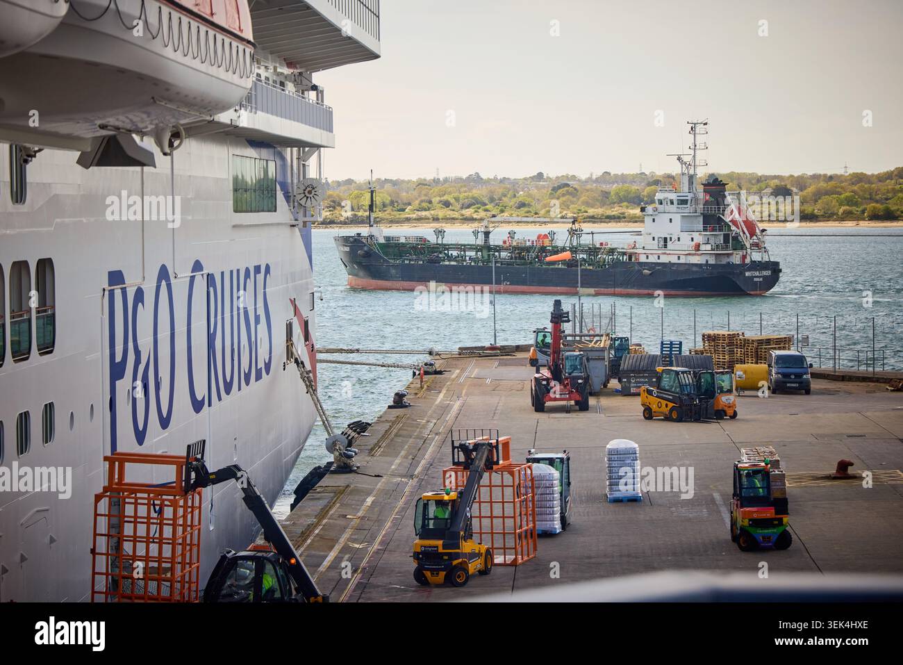 Terminal delle crociere oceaniche di Southampton, partenza in autocisterna WHITCHALLENGER Oil Products Foto Stock