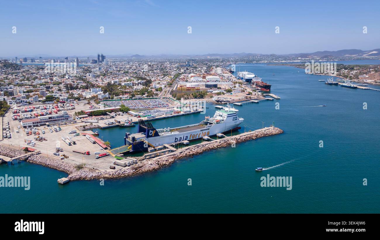 Mazatlán, Sinaloa, Messico - 9 maggio 2025: Veduta aerea dei droni delle operazioni di Baja Ferries al porto di Mazatlán, uno dei principali trasporti marittimi del Messico Foto Stock