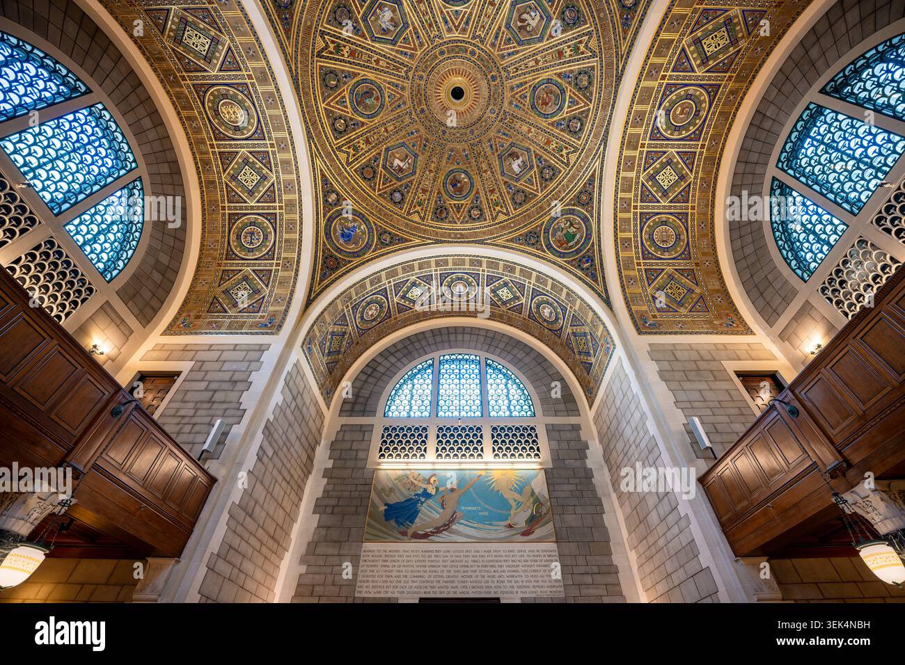 Allegoria della cupola della Great Hall della National Academy of Sciences Washington DC | WASHINGTON D.C., Stati Uniti — La cupola di Hildreth Meière nella Great Hall dell'edificio della National Academy of Sciences pone il sole al centro, circondato dai simboli degli otto pianeti conosciuti nel 1922 e da otto figure allegoriche che rappresentano i rami della scienza riconosciuti all'epoca: Fisica, Astronomia, Chimica, Geologia, Antropologia, Zoologia, Botanica e Matematica. L'iscrizione che circonda il bordo della cupola recita: "Alla Scienza, pilota dell'industria, conquistatrice della malattia, moltiplicatrice del raccolto, esploratrice dell'u Foto Stock