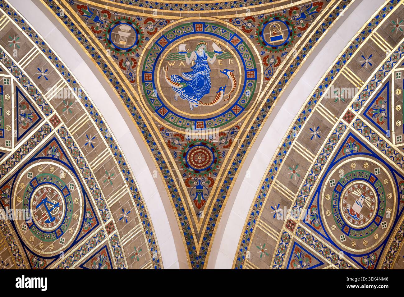Decorazione della volta a pendentivo del Grande Salone della National Academy of Sciences Washington DC | WASHINGTON D.C., Stati Uniti — Il medaglione a pendentivo "Acqua" della cupola del Grande Salone, edificio della National Academy of Sciences, visto in contesto più ampio con le decorazioni della volta circostanti della muralista Hildreth Meière. I medaglioni ovali più piccoli che fiancheggiano il pendentivo portano simboli scientifici e mitologici correlati, parte di un sistema decorativo complessivo che copre meno della metà della superficie della cupola — una soluzione ingegneristica deliberata che ha preservato le prestazioni acustiche della sala creando l'impressione visiva Foto Stock