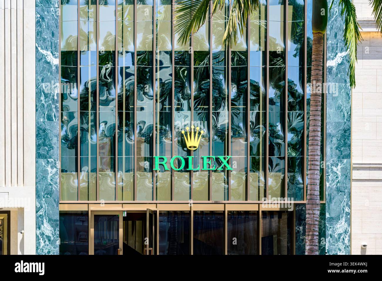 Prima piano, vista frontale della vetrina di lusso Rolex situata nel quartiere commerciale di alto livello di Beverly Hills, California. Foto Stock