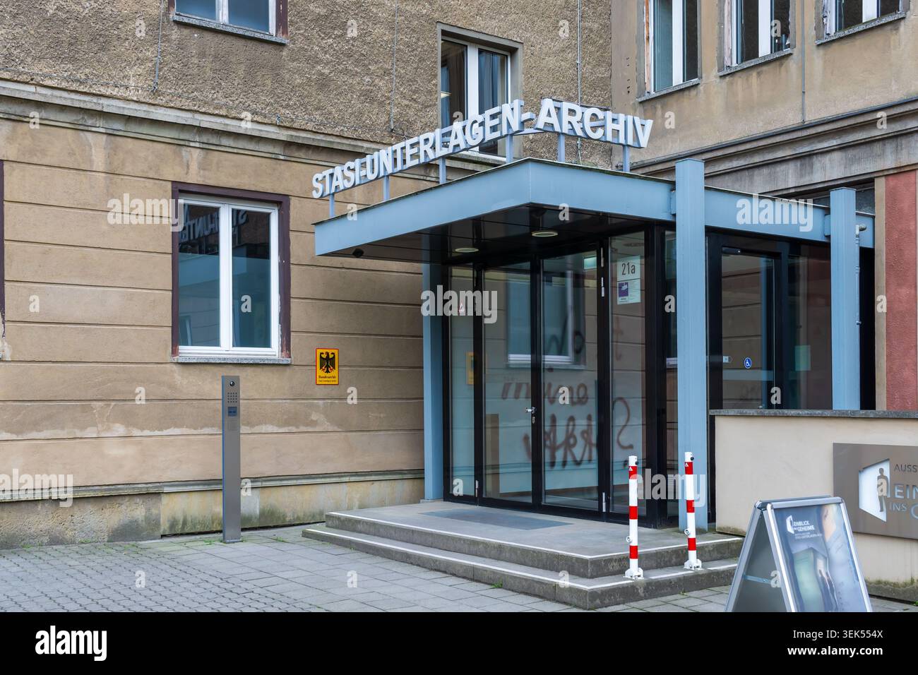 Ingresso all'Archivio Stasi Records per la sede dell'ex Ministero della sicurezza di Stato (MFS) a Berlino-Lichtenberg, Germania. Foto Stock