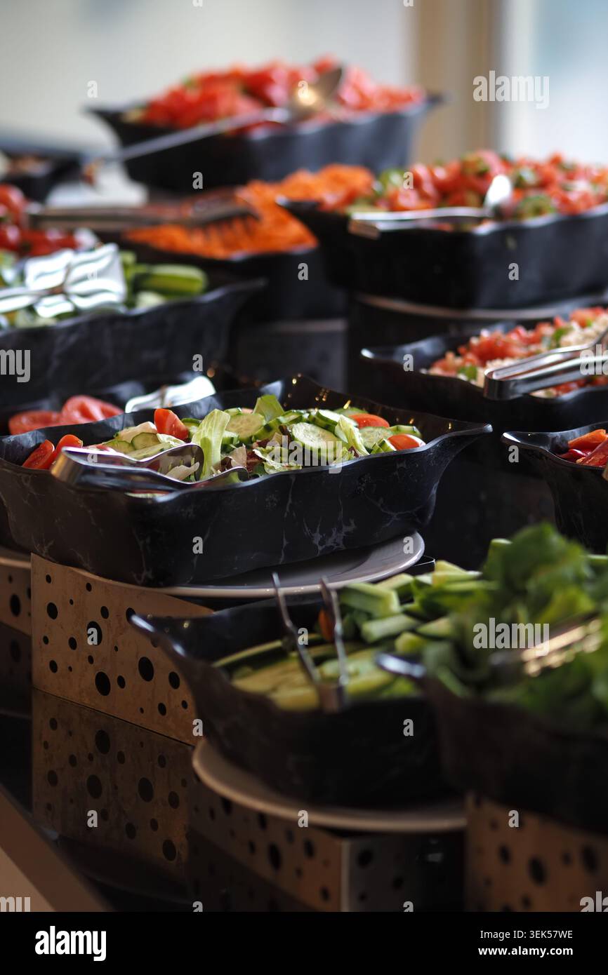 Buffet di insalate con verdure fresche e condimenti Foto Stock