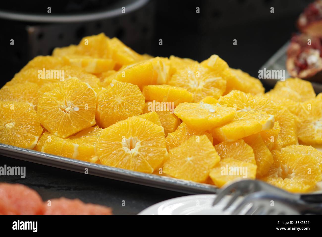 Arance appena tagliate su un vassoio da portata in occasione di una riunione Foto Stock