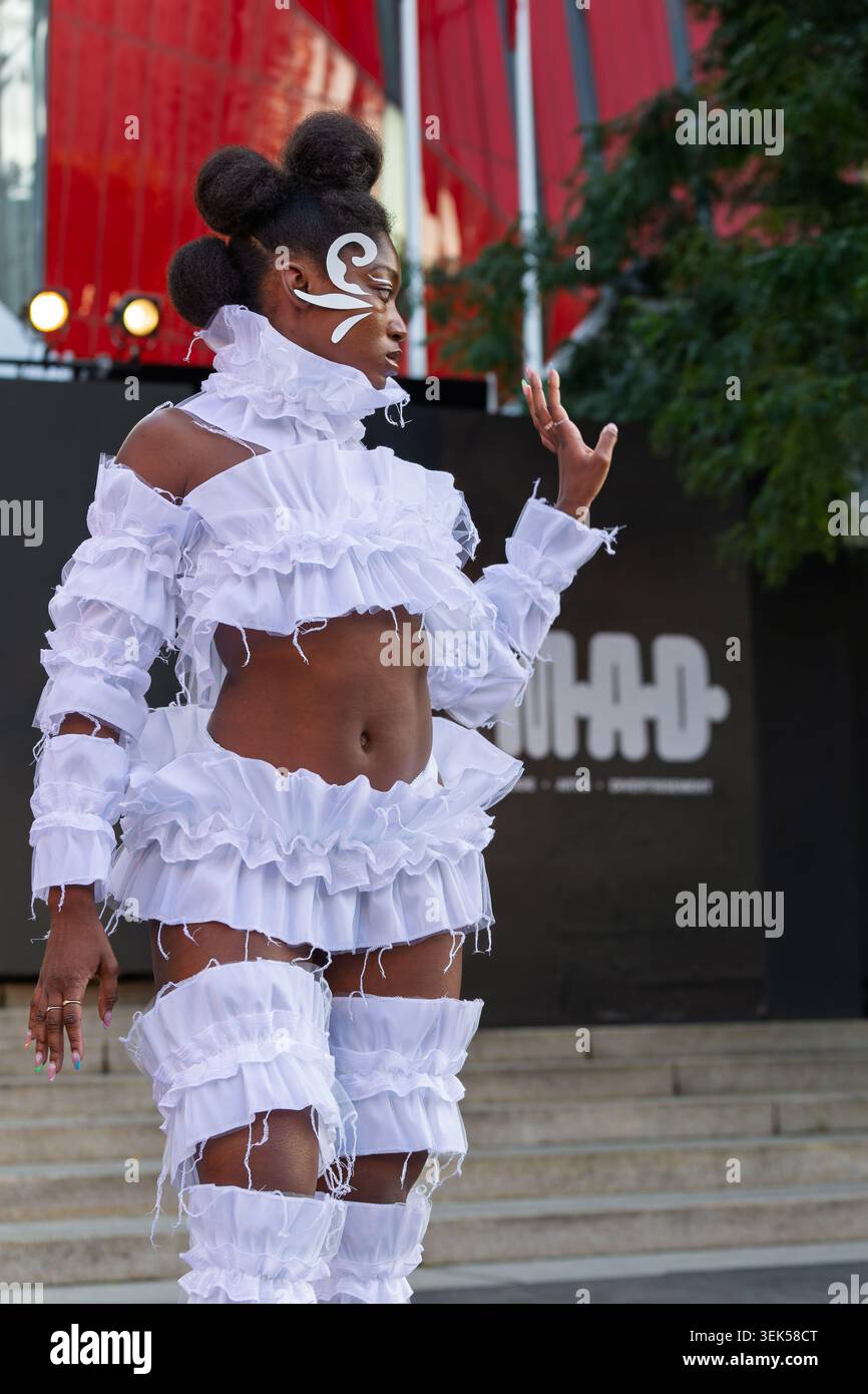 Una modella si allontana alla sfilata di moda Leon di Montreal, Quebec, Canada Foto Stock