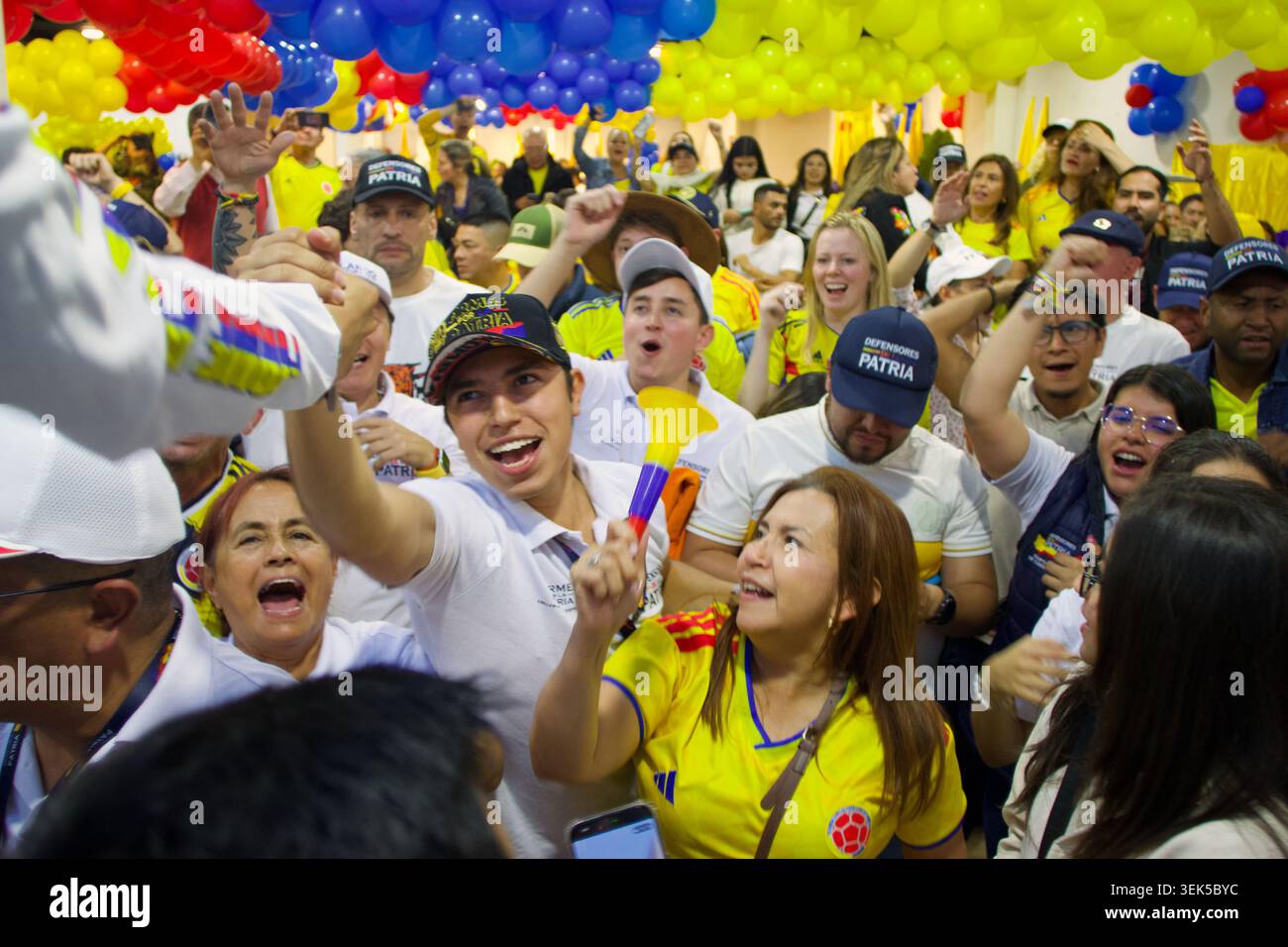 Bogotà, Cundinamarca, Colombia. 31 maggio 2026. I sostenitori dell'outsider di destra Abelardo De la Espriella celebrano nella sua sede della campagna di Bogotà dopo che i risultati preliminari lo hanno posto al primo posto nel turno di apertura delle elezioni presidenziali in Colombia. De la Espriella ha sfidato i recenti sondaggi per assicurarsi il 43,7% dei voti, avanzando verso un ballottaggio del 21 giugno contro il senatore di sinistra Ivan Cepeda. Crediti: ZUMA Press, Inc./Alamy Live News Foto Stock