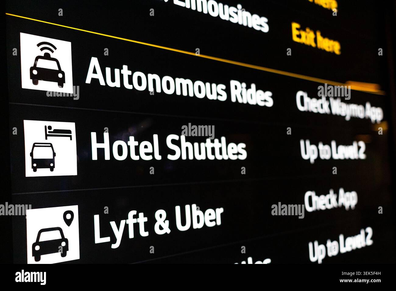 Cartello informativo sulle corse autonome presso l'aeroporto internazionale San Francisco di San Francisco, che indica agli utenti di controllare l'app Waymo, cartello auto a guida autonoma Foto Stock