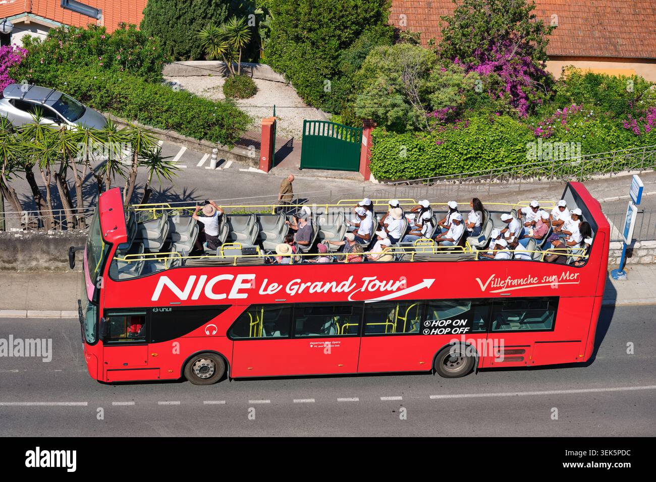 Turisti che visitano la città di Nizza a bordo di un autobus scoperto a due piani. Alpes-Maritimes, Provence-Alpes-Côte d’Azur, Francia. Foto Stock