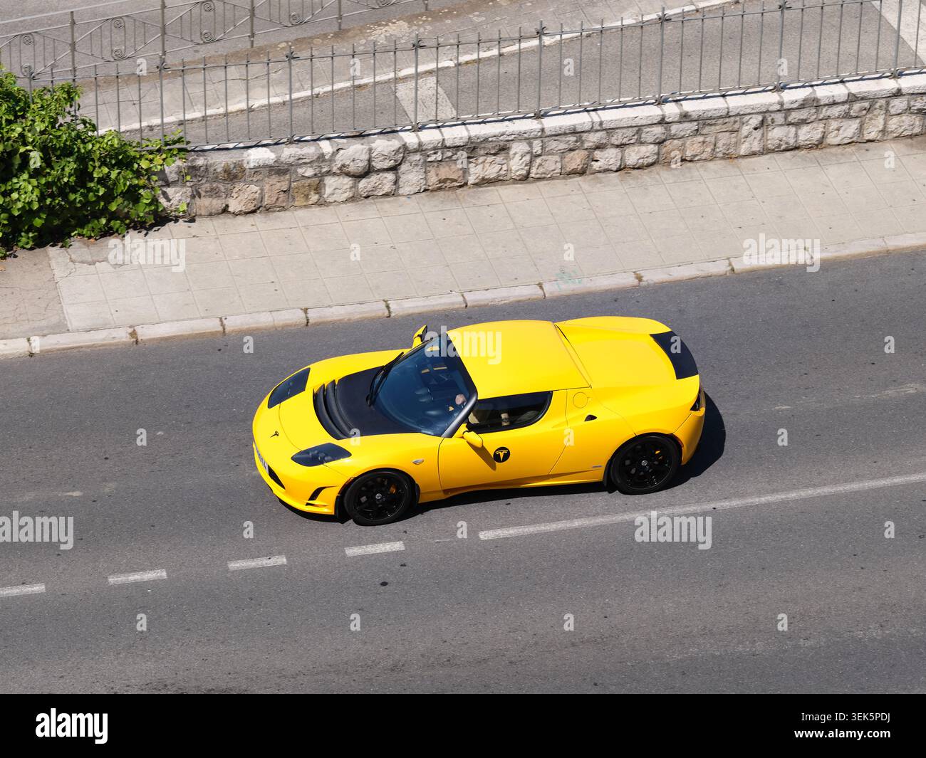 Tesla roadster per le strade di Nizza. Alpes-Maritimes, Provence-Alpes-Côte d’Azur, Francia. Foto Stock