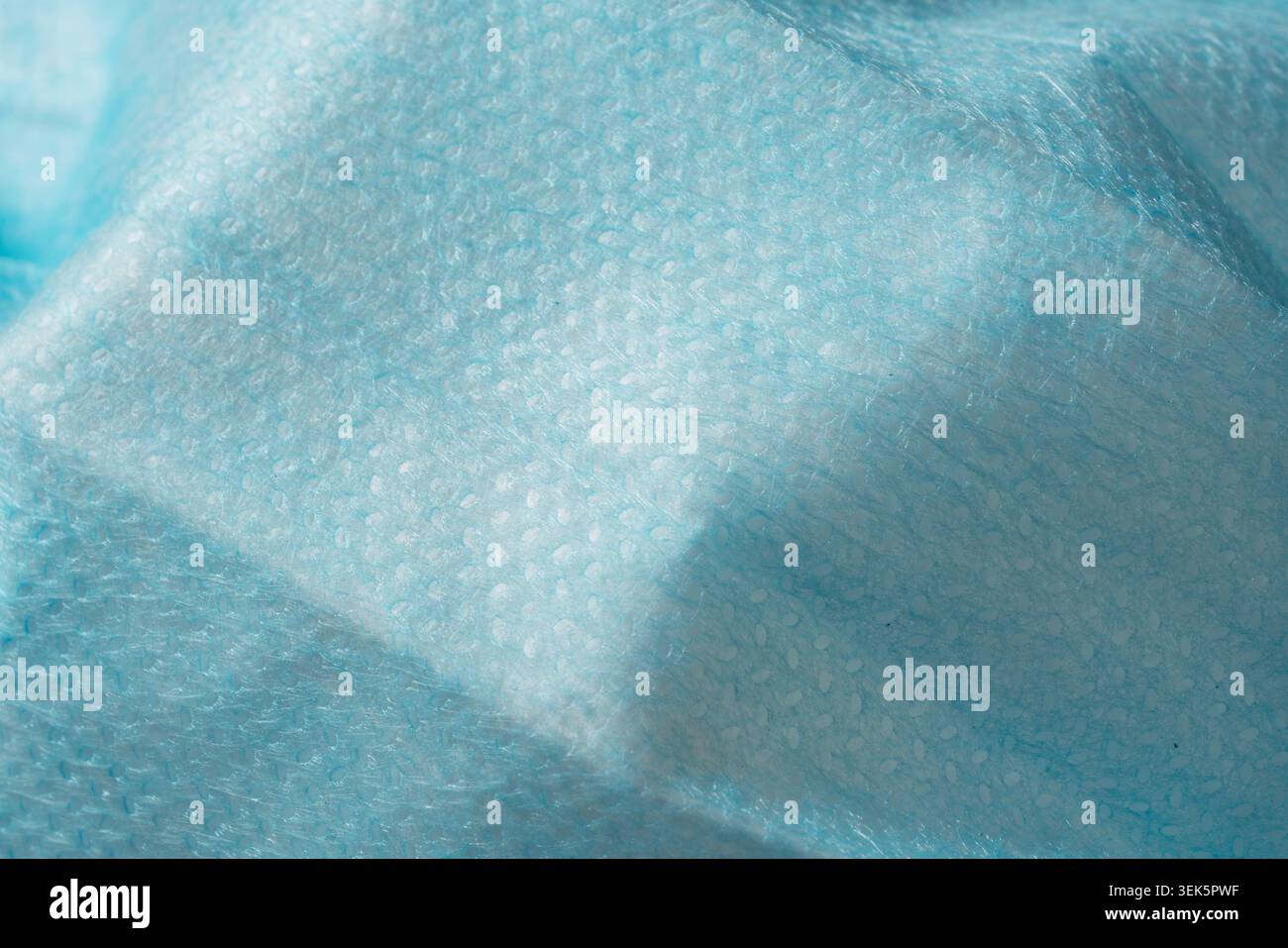 Sfondo macro texture della maschera chirurgica in tessuto non tessuto blu ruvido Foto Stock