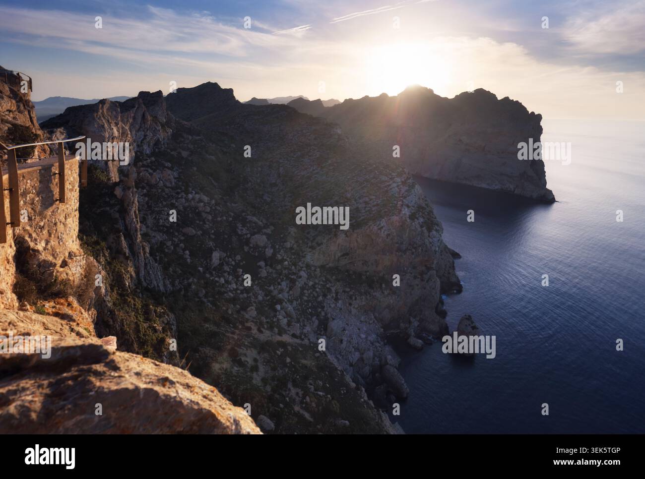 Es Colomer Viewpoint, Penisola di Formentor, Baia di Pollensa, Comarca Sierra de Tramuntana, Mar Mediterraneo, Maiorca, Isole Baleari, Spagna, Europa Foto Stock
