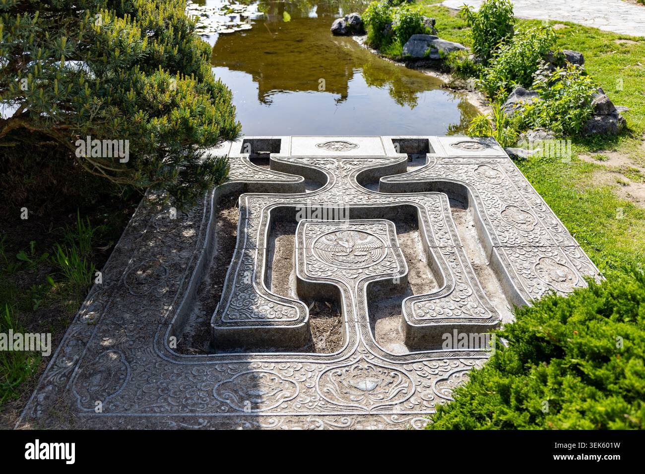 Tradizionali intagli cinesi in pietra, labirinto di pietra, labirinto di pietra nel giardino cinese nel parco pubblico Foto Stock