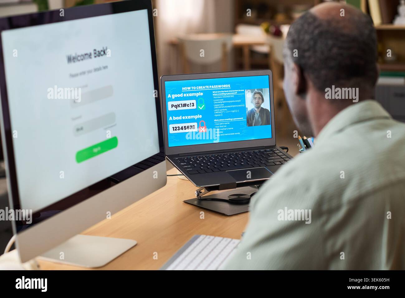 Uomo anziano nero che impara online sulla sicurezza delle password a casa Foto Stock
