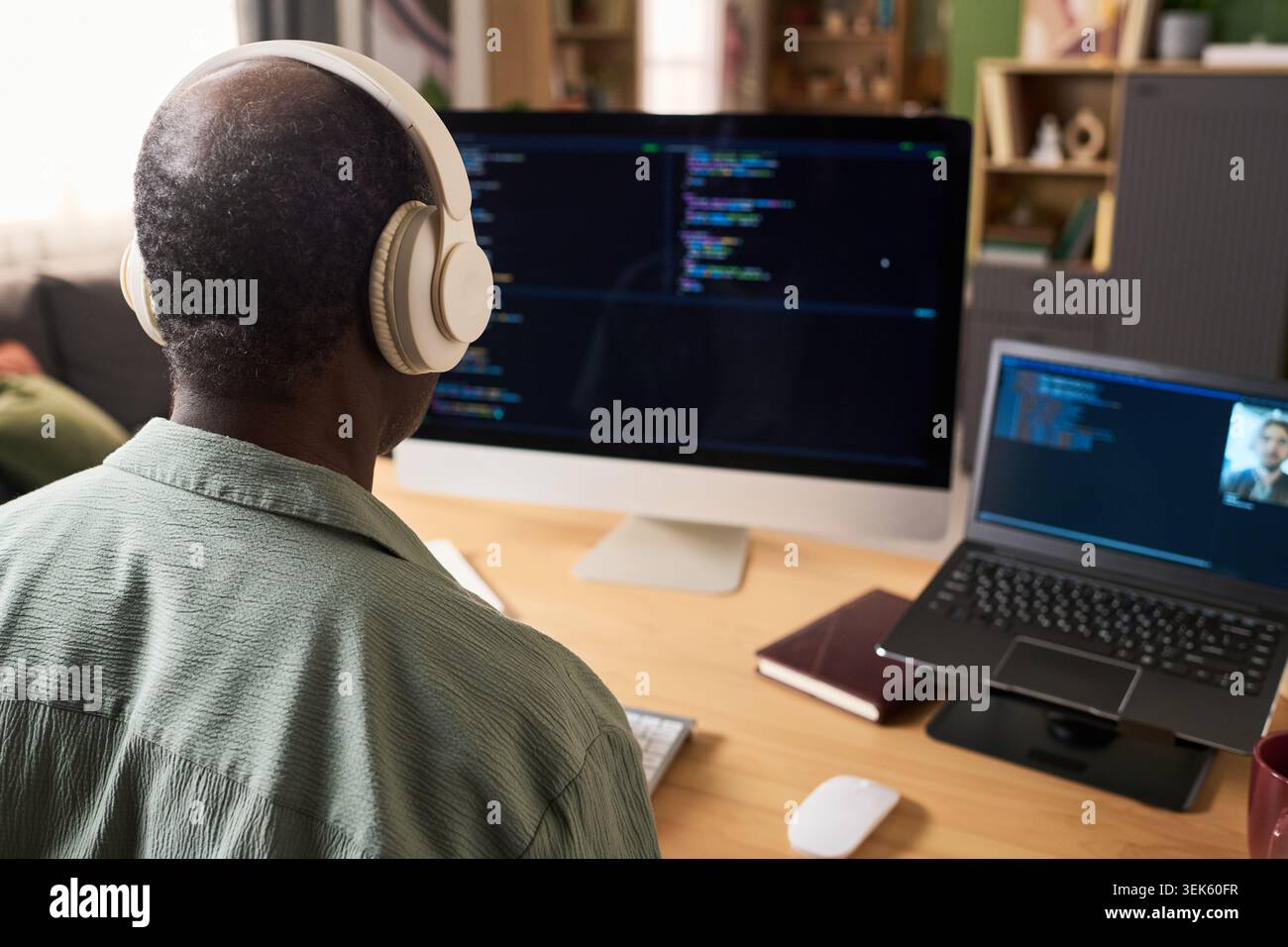 Black Senior Man che impara a codificare online durante una videochiamata Foto Stock