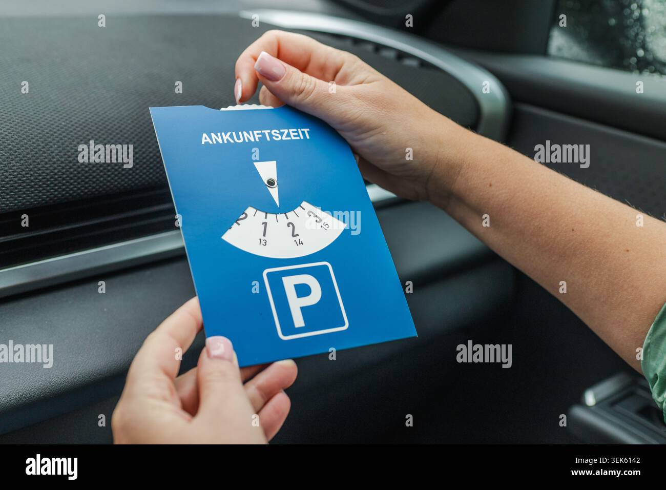 Autista donna con disco di parcheggio europeo blu all'interno di un veicolo moderno Foto Stock
