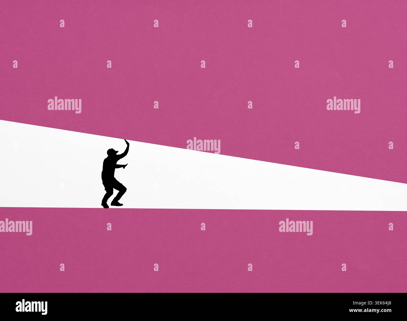 Silhouette uomo che resiste alla pressione, affronta lo stress, la crisi economica e la compressione aziendale su sfondo magenta Foto Stock