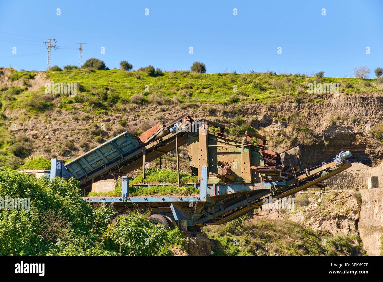 Macchinari industriali abbandonati a Estepona, Spagna, declino economico e impatto ambientale, cielo blu, ruggine, abbandono, disuso Foto Stock