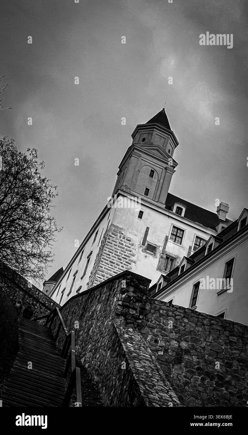 Una scena a Bratislava realizzata nello stile di Viliam Malik, un famoso fotografo del dopoguerra a Bratislava - Immagine stock catturata con smartphone