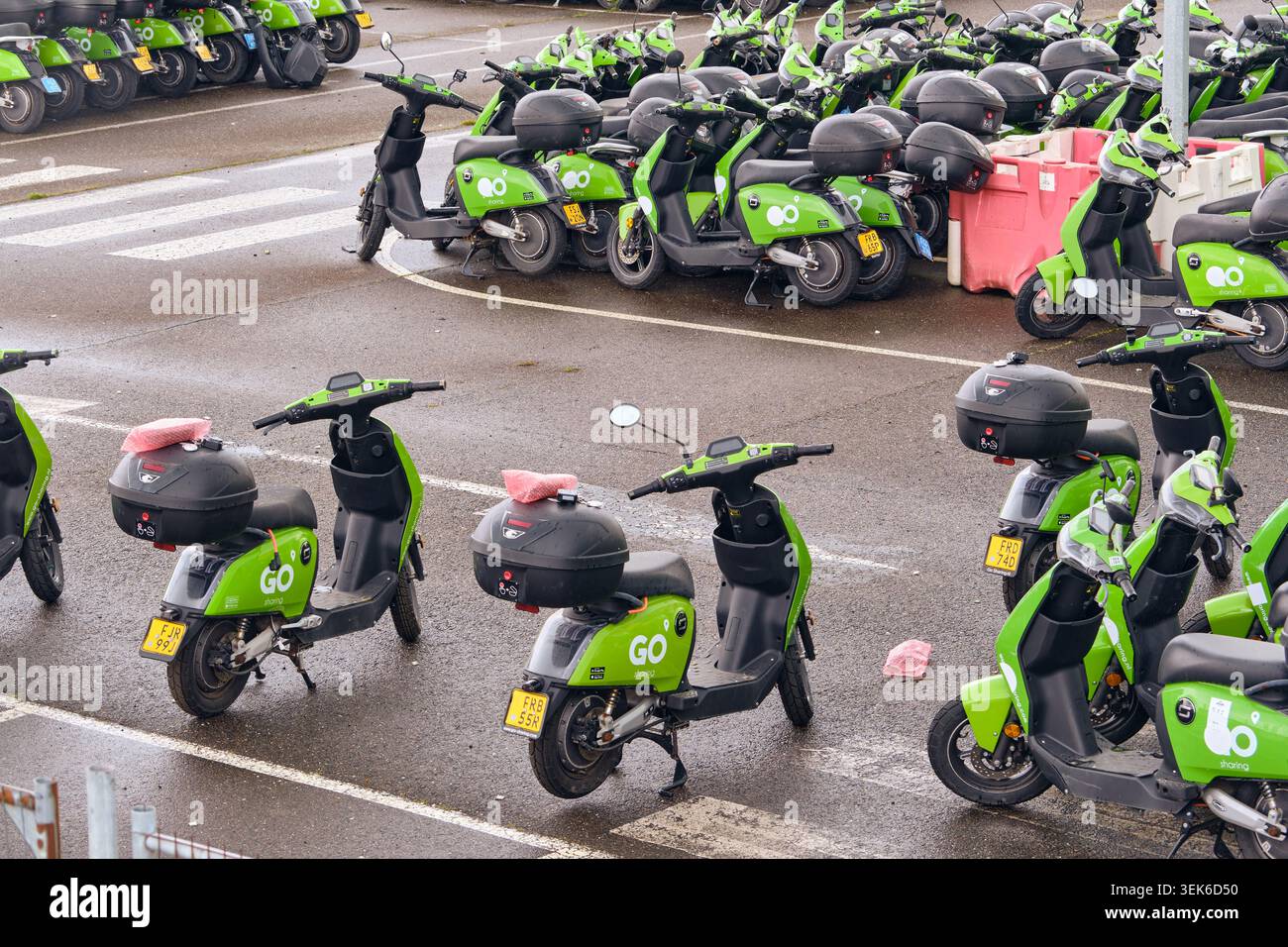 Banrupt Go Sharing Scooters ad Agriport, Paesi Bassi: Urban Mobility Failure and Micro-Mobility Challenges, bankruptcy Foto Stock