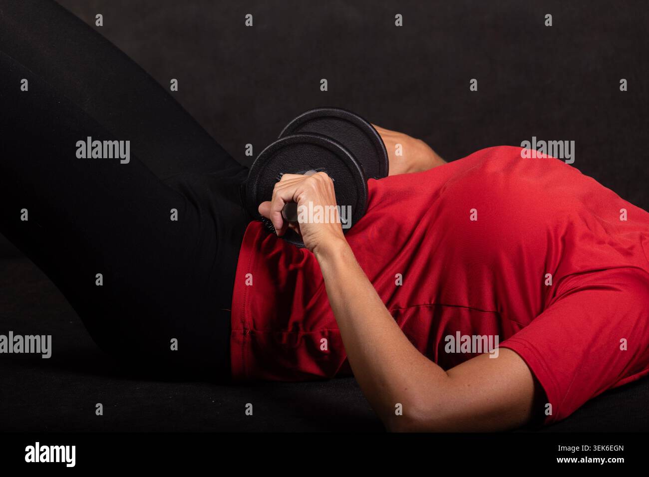 allenamento da pavimento fittizio per routine di perdita di grasso con movimento controllato della forza e tecnica di fitness mirata Foto Stock