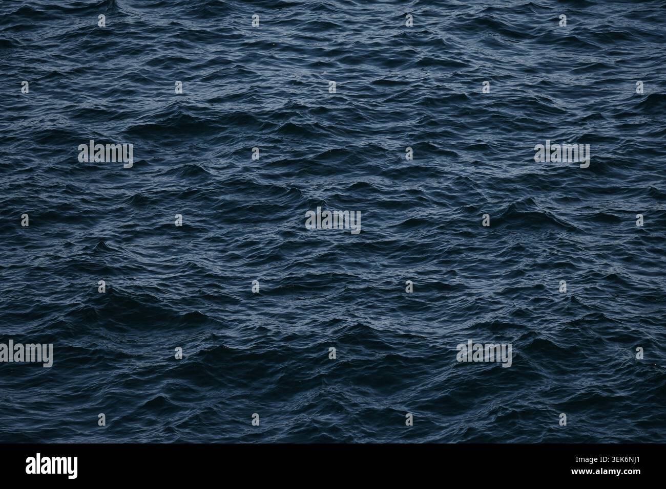 Acqua blu scuro dell'oceano con onde e ondulazioni piccole Foto Stock