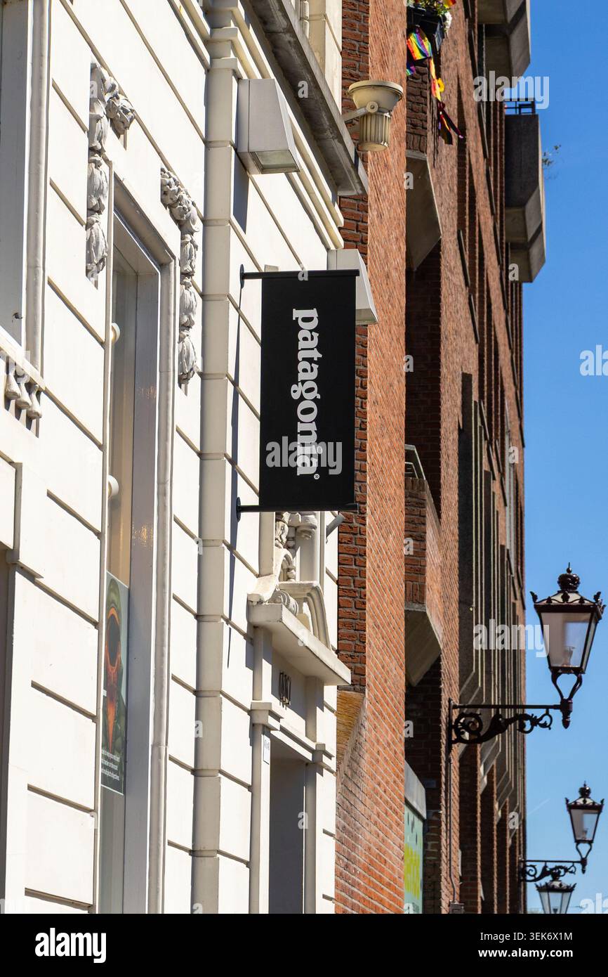 Amsterdam, Paesi Bassi - 30 aprile 2026: Un cartello del negozio della Patagonia è appeso su una facciata di un edificio in un'area urbana, che mostra il logo dei marchi di abbigliamento per esterni Foto Stock