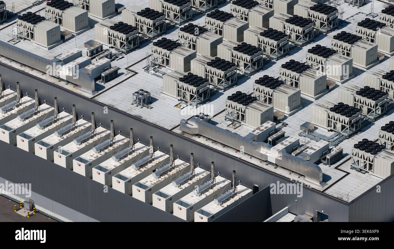 Vista aerea del campus del data center di Bruxelles a Ternat, Belgio, che mostra l'infrastruttura di colocalizzazione iperdimensionale, le sale dati, la conne neutrale dei vettori Foto Stock