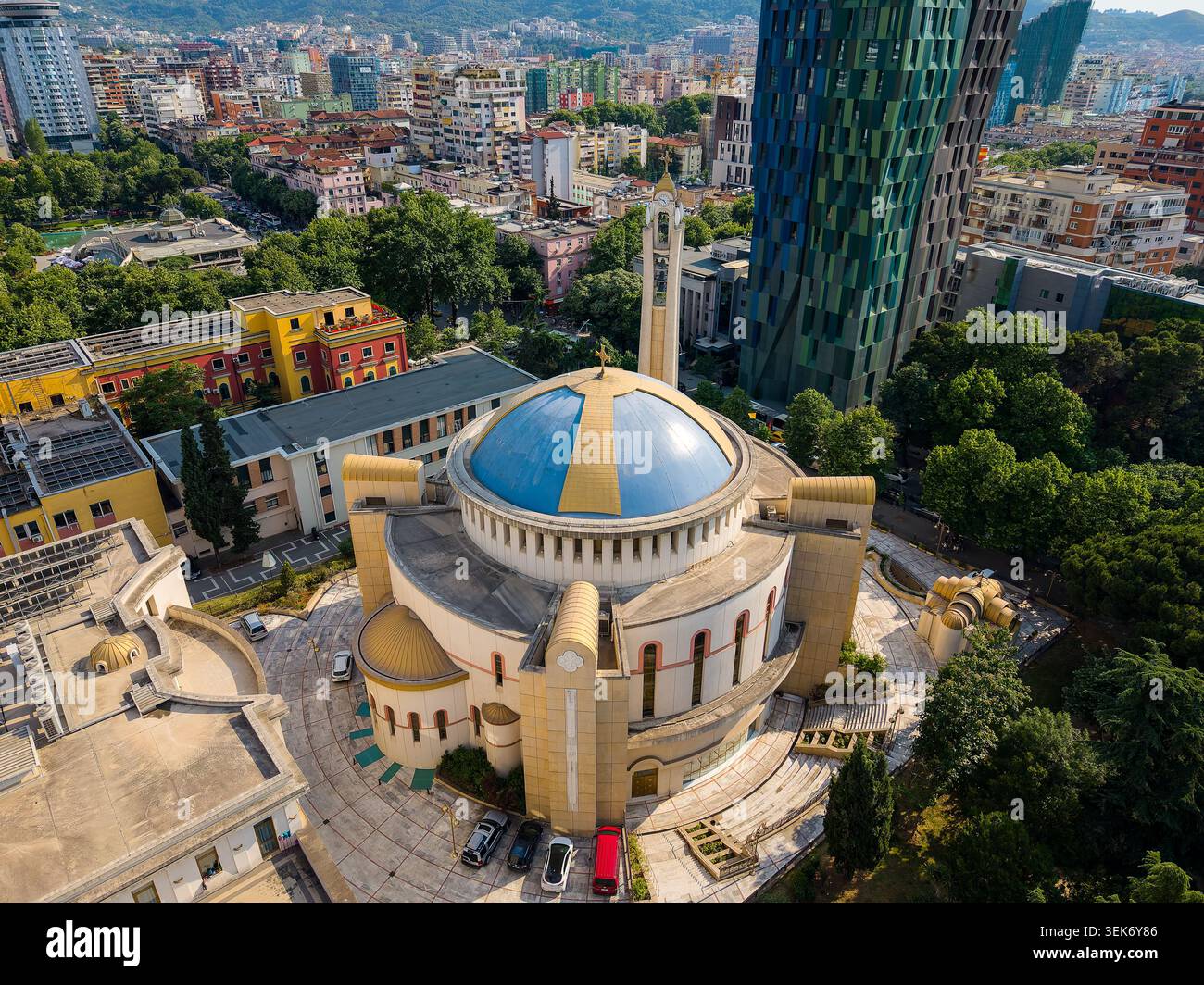 Veduta aerea della Cattedrale della Resurrezione di Cristo Ortodossa con la sua cupola blu e il campanile circondato da edifici urbani e alberi verdi, Tirane, Foto Stock