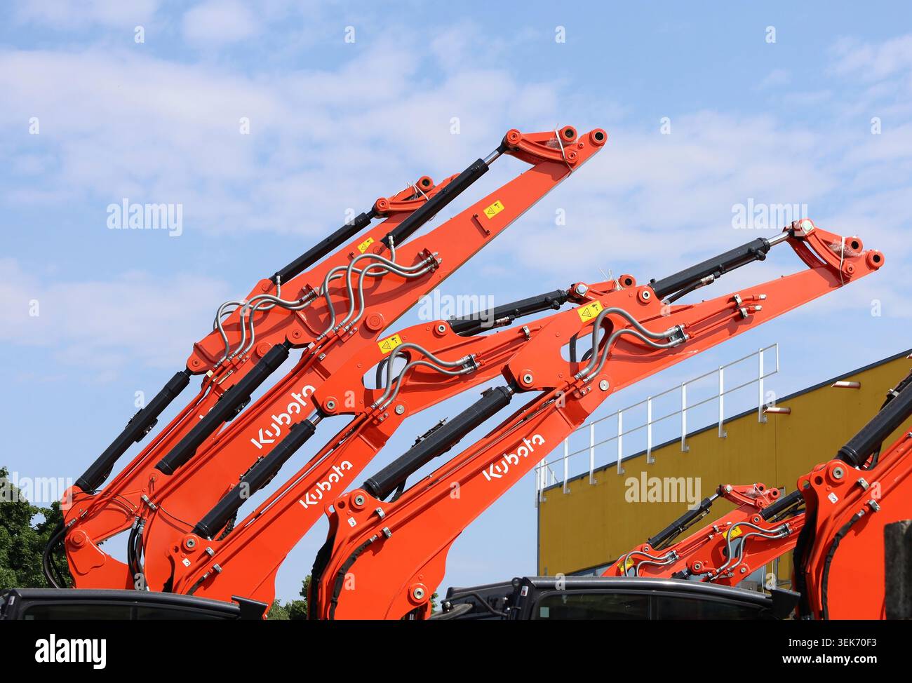 Tavagnacco, Italia. 31 maggio 2026. Bracci degli escavatori Kubota in fila dal rivenditore ufficiale del produttore giapponese di macchine pesanti. Foto Stock