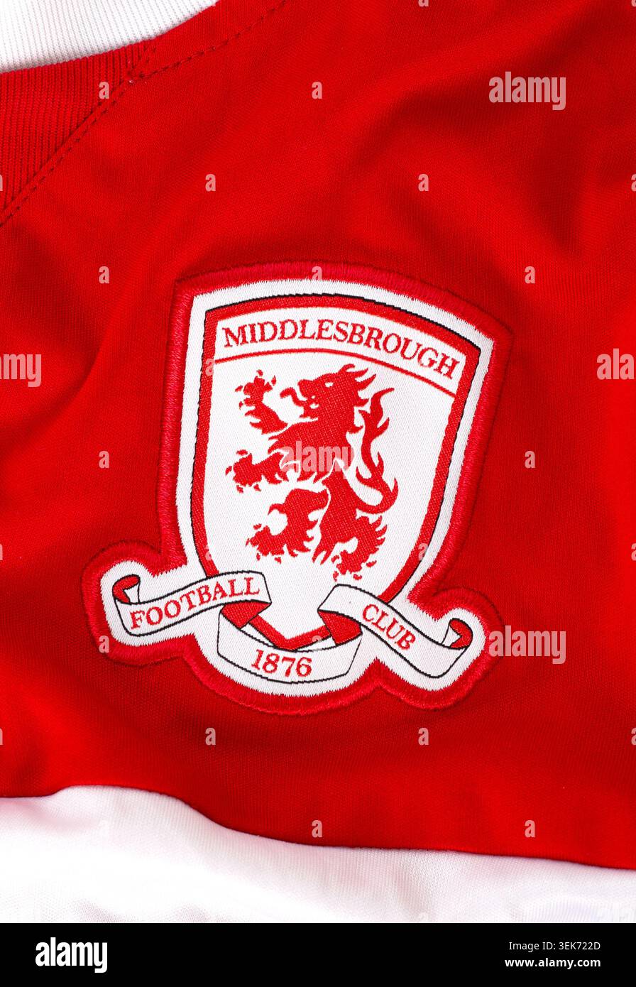 Kiev, Ucraina. 1° giugno 2026. Primo piano dello stemma ricamato del Middlesbrough Football Club su una texture rossa in Jersey sportivo. Foto Stock