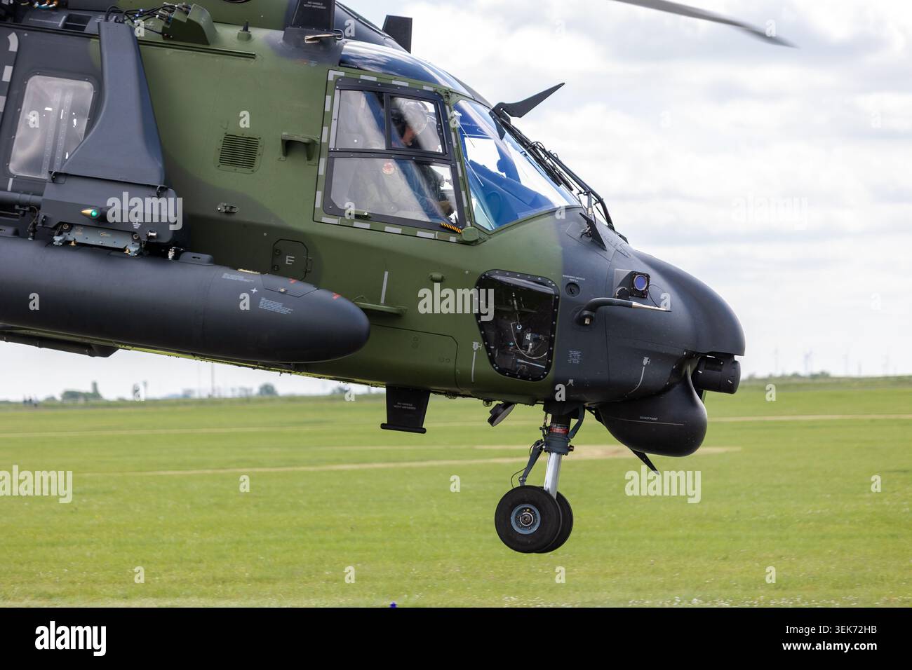 Magdeburgo, Germania - 30 maggio 2026. Vista ravvicinata del volo in elicottero militare tedesco NH90 sopra la prateria del campo di aviazione Foto Stock