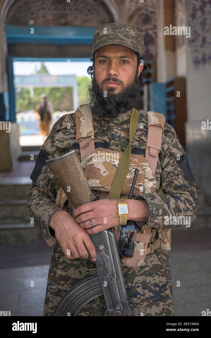 Guardia di sicurezza armata dei talebani che protegge il sacro santuario di hazrat ali Foto Stock