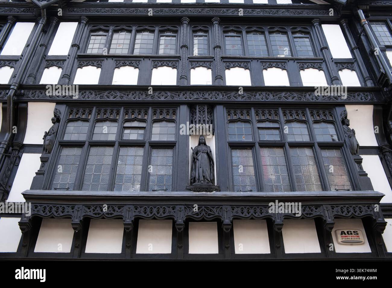 Sculture in legno sugli edifici nel centro di Chester Foto Stock