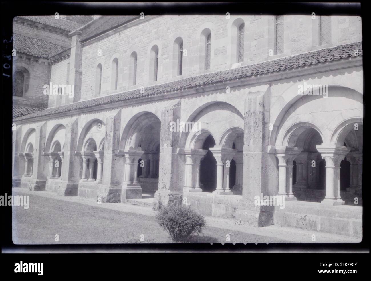 Marcel Maillard ha prodotto questa fotografia del 1928 della galleria est nel chiostro dell'abbazia di Fontenay a Marmagne, documentando gli archi in pietra e i passaggi monastici all'interno del complesso abbaziale medievale di Côte-d'Or. Foto Stock