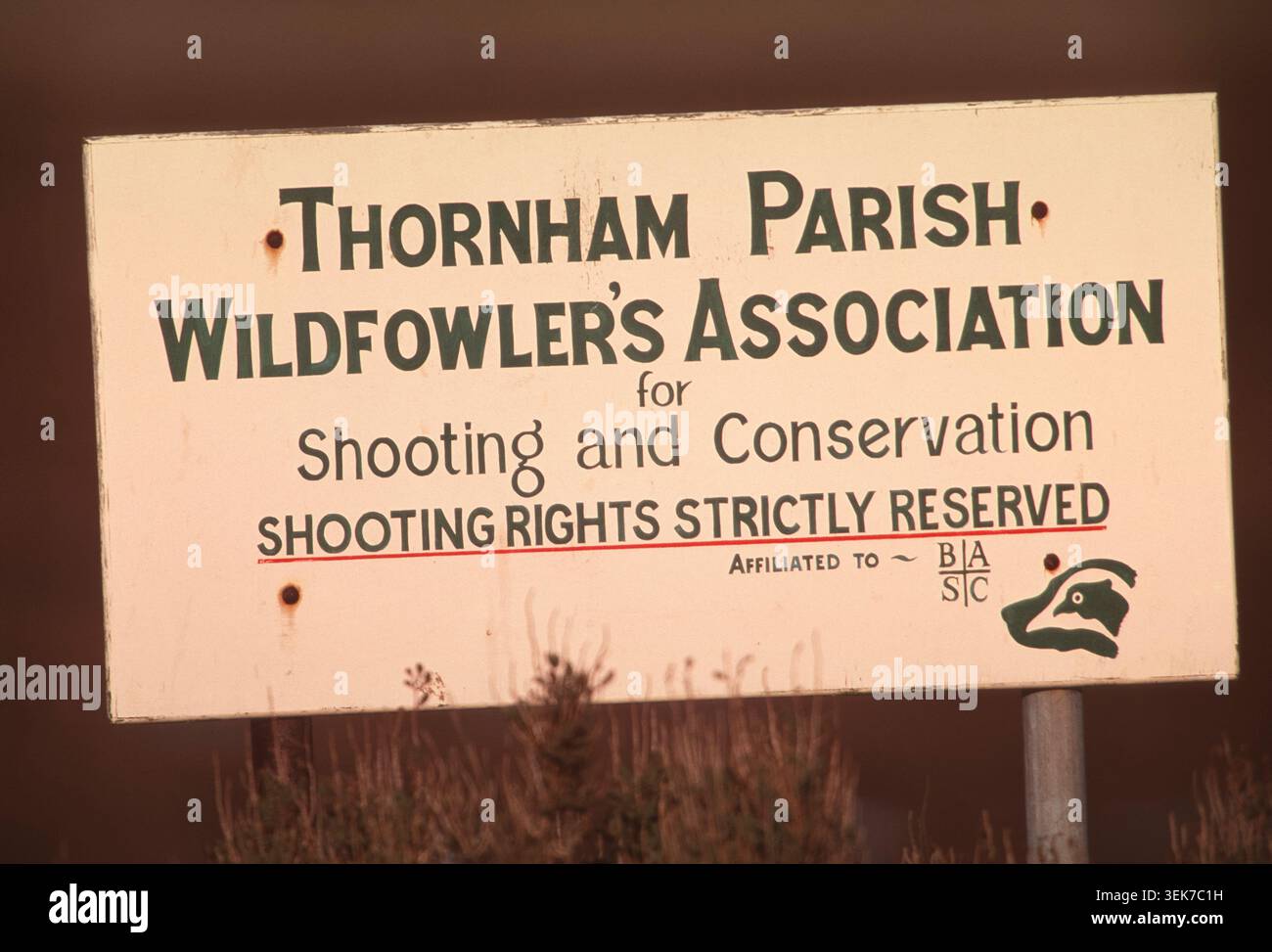 Thornham Parish Wildfowlers Association insegna a Thornham Barn, Thornham, Norfolk. REGNO UNITO. Foto Stock