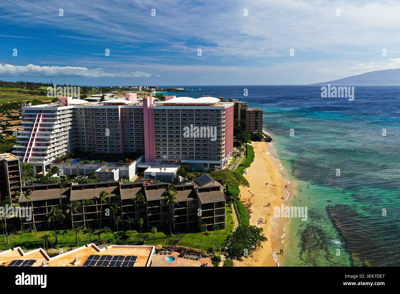 Una vista aerea della vibrante spiaggia di Kaanapali e degli edifici del resort adiacenti a Maui, Hawaii, catturati in una giornata di sole. L'immagine mostra la t chiara Foto Stock