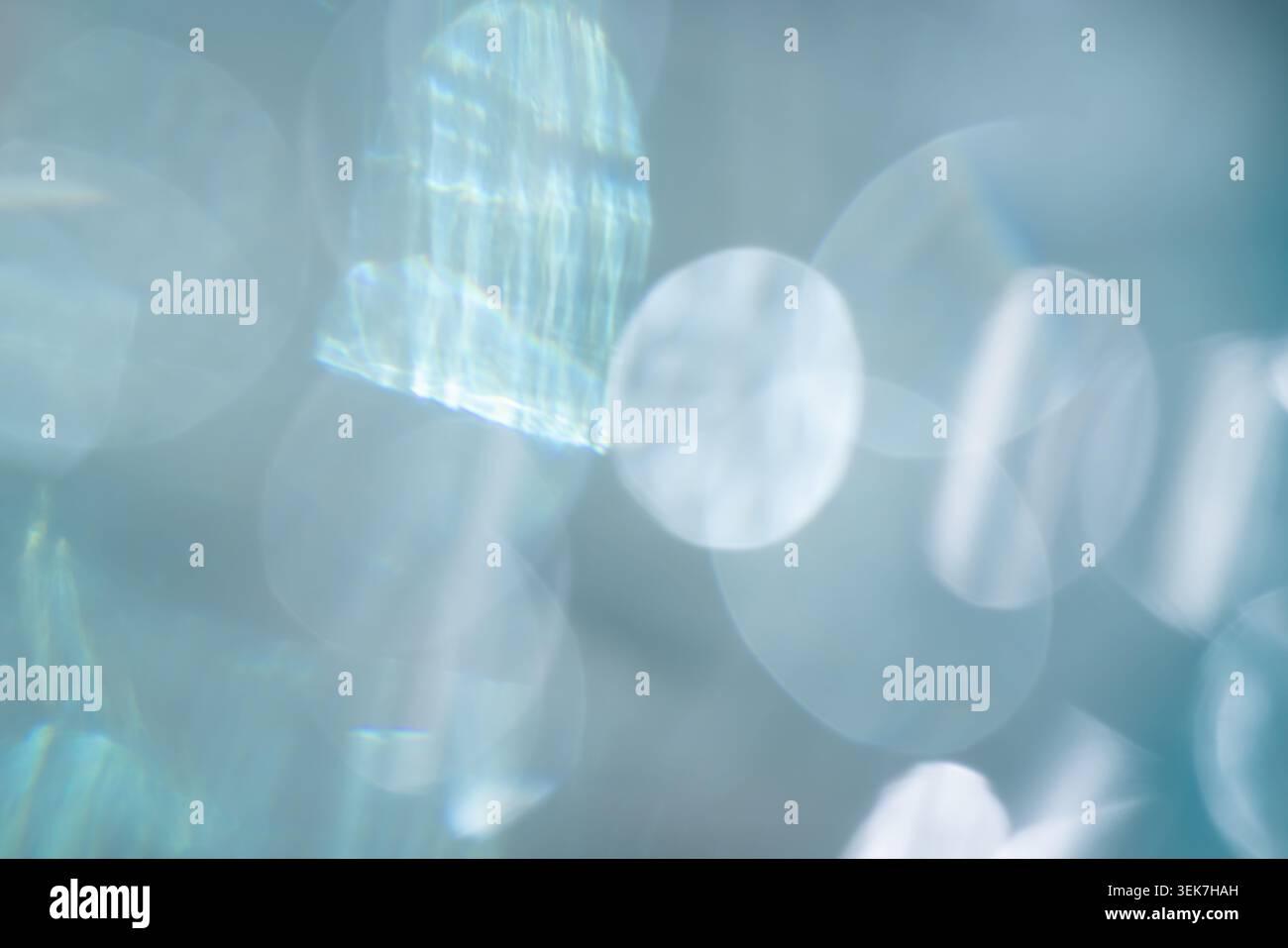 Ethereal Abstract Light bokeh - luminescenza blu mistica e cerchi sfocati da sogno Foto Stock