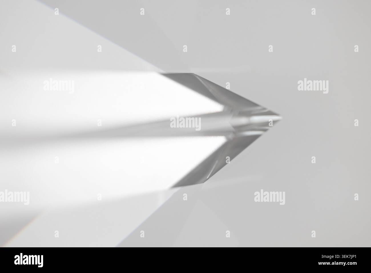 Sfondo in vetro astratto minimale con tonalità di grigio tenui, riflessi geometrici nitidi, luce diffusa e ombre moderne pulite. Adatto per tecnologia Foto Stock