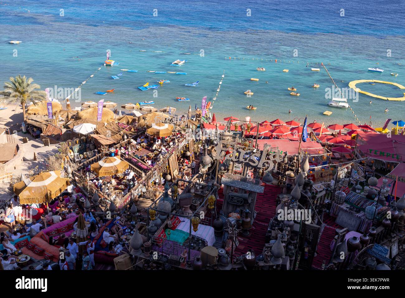 Sharm El Sheikh Egitto, 1 maggio 2026: Vista sopraelevata del Farsha Mountain Lounge a Sharm El Sheikh Egypt con vista sul Mar Rosso e posti a sedere tradizionali Foto Stock