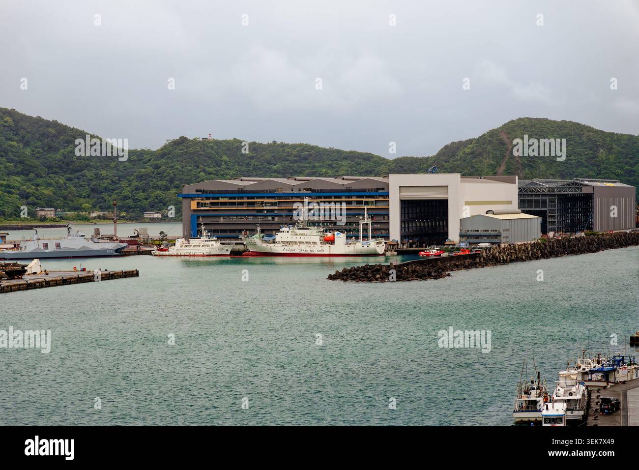 Yilan, Taiwan - 31 marzo 2025: Lungteh Shipbuilding Plant No.6 presso il porto di Suao, noto per le navi e le pattuglie, con una nave addestrativa ormeggiata. Foto Stock
